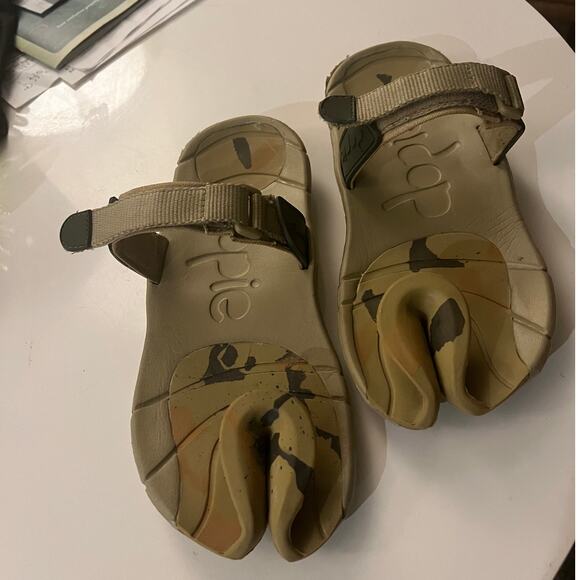 Terra Plana Dopie Split Toe Camo Beige Sandals, 41-42 - Picture 2 of 3